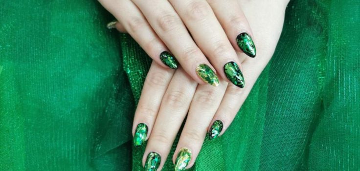 Showcasing dark green nail trends for 2024: glossy finishes, matte textures, and artistic designs for a chic look